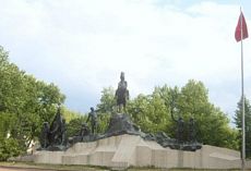 Atatürk Anıtı ve Heykel