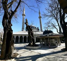 Valide-i Atik Camii (Toptaşı Camii)